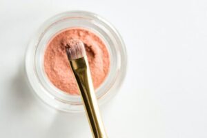 La Commissione Europea vieta le microplastiche aggiunte in cosmetica